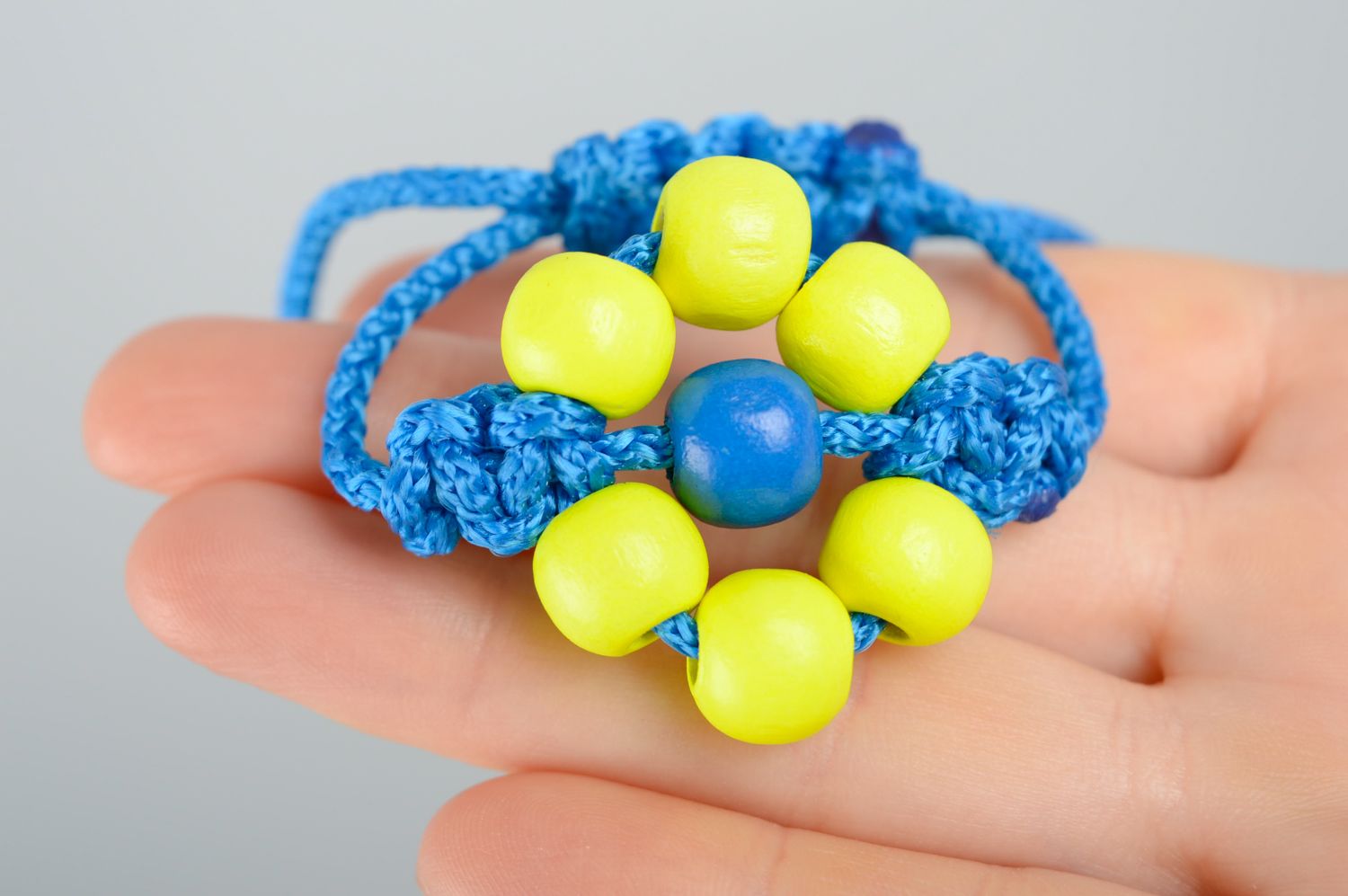 Bracelet en macramé jaune et bleu avec perles de bois fait main pour femme photo 3