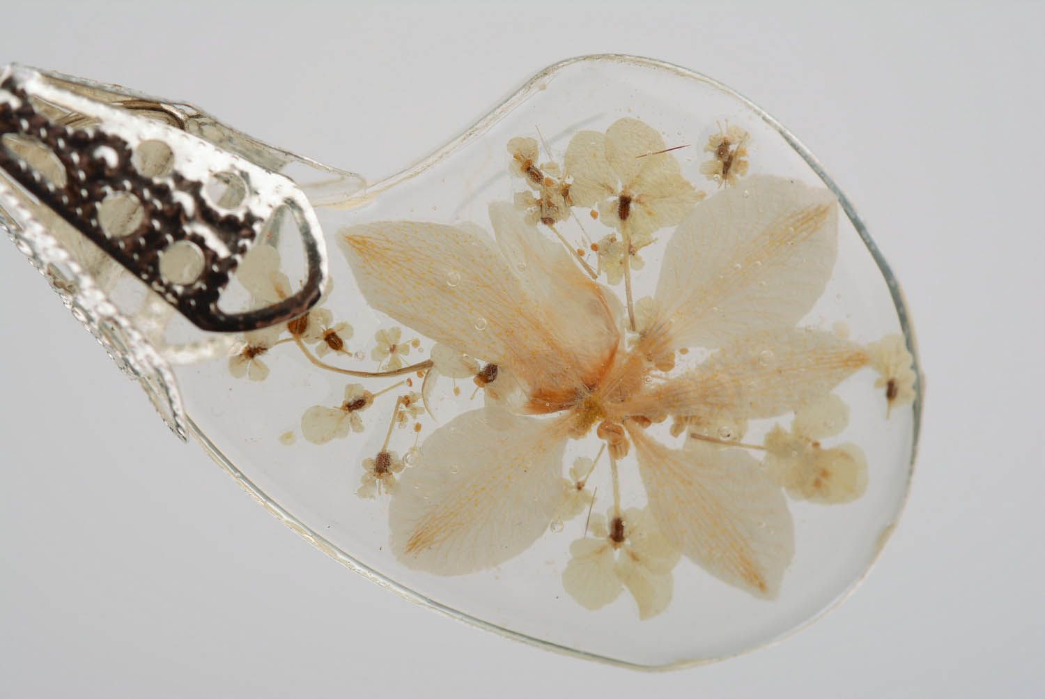Ciondolo con fiori secchi fatto a mano pendente bello originale da donna foto 4