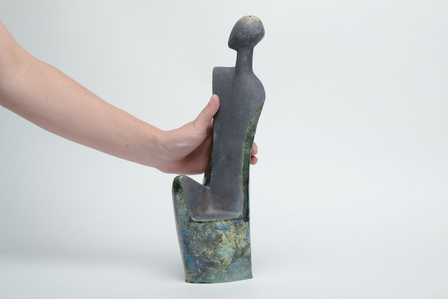 Figura cerámica cubierta con esmalte con forma de silueta de mujer foto 5