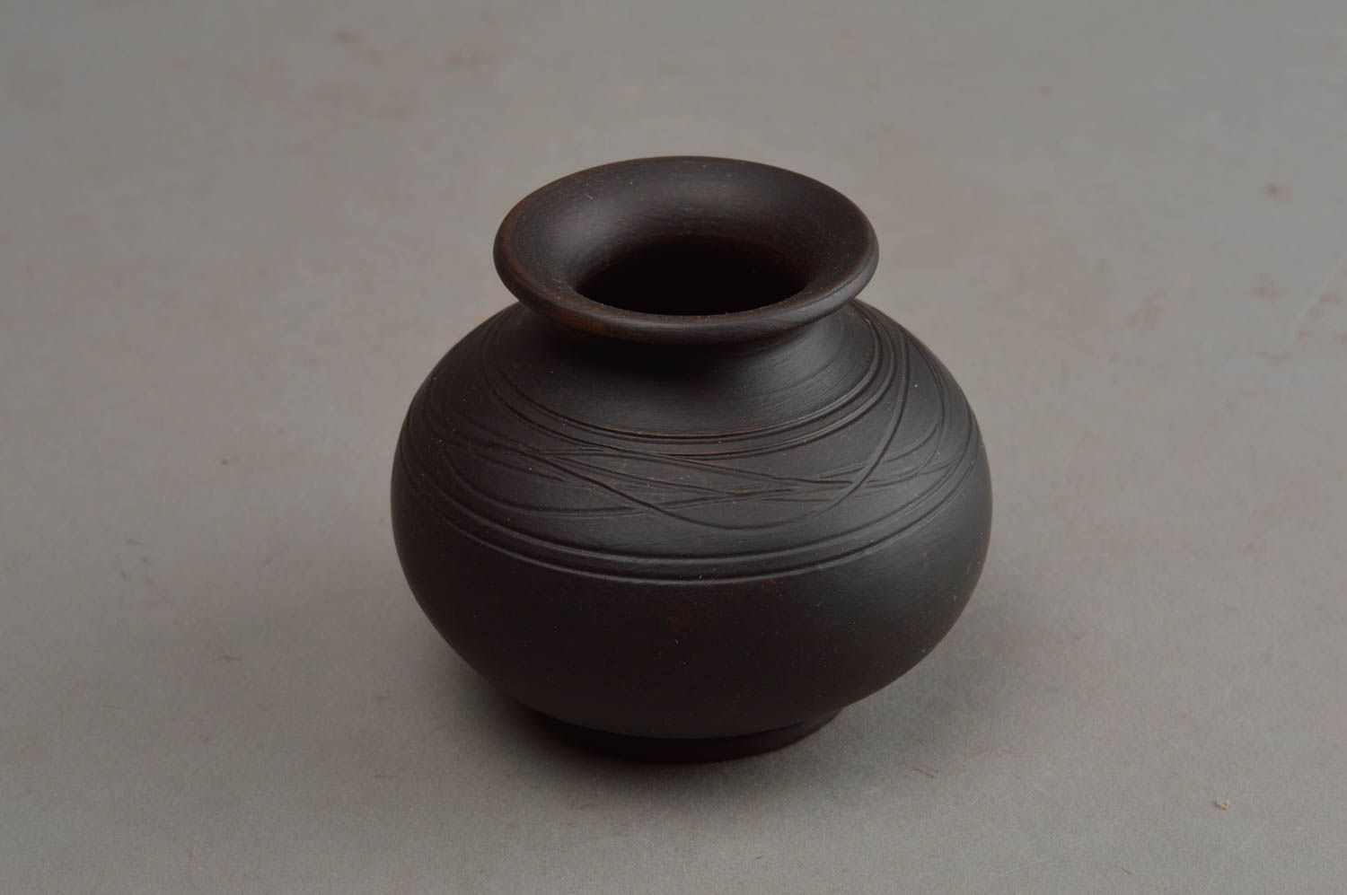 Petit vase en céramique pour fleurs rond avec ornement marron fait main photo 8