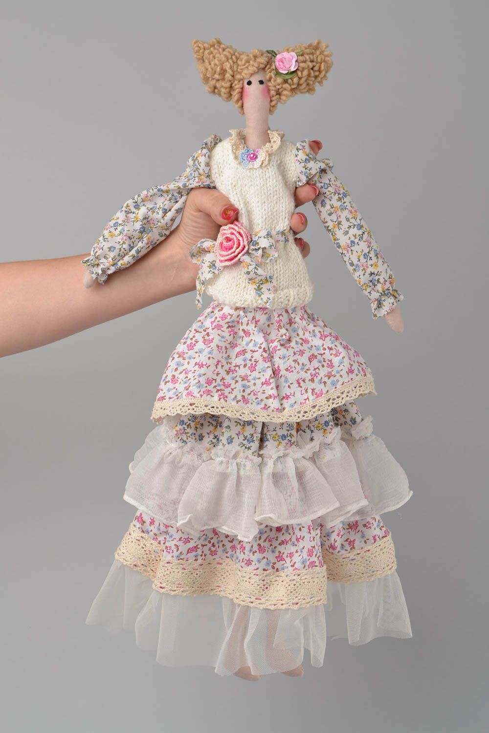 Игрушка кукла из ткани небольшая в платье красивая светлая ручной работы фото 2