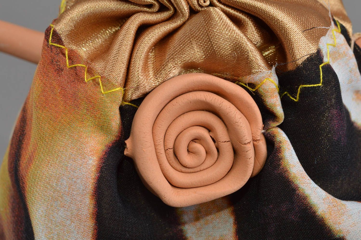 Интерьерная подвеска игрушка из глины и ткани ручной работы Модный кот фото 5