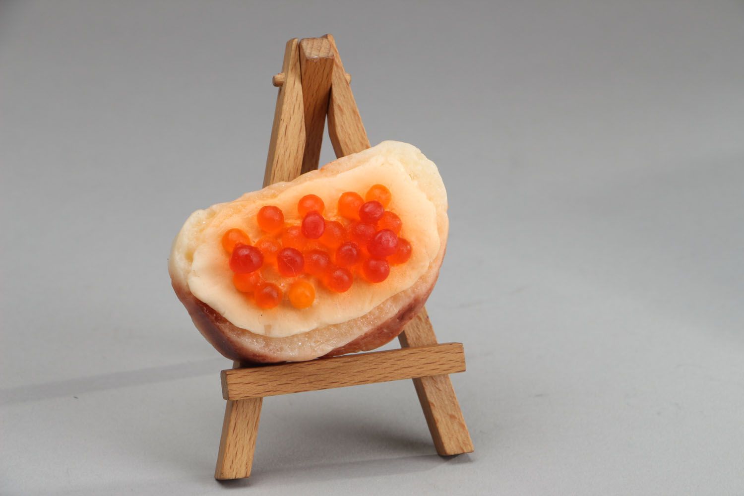 Handgemachte Naturseife in Form vom  Sandwich mit rotem Kaviar foto 1