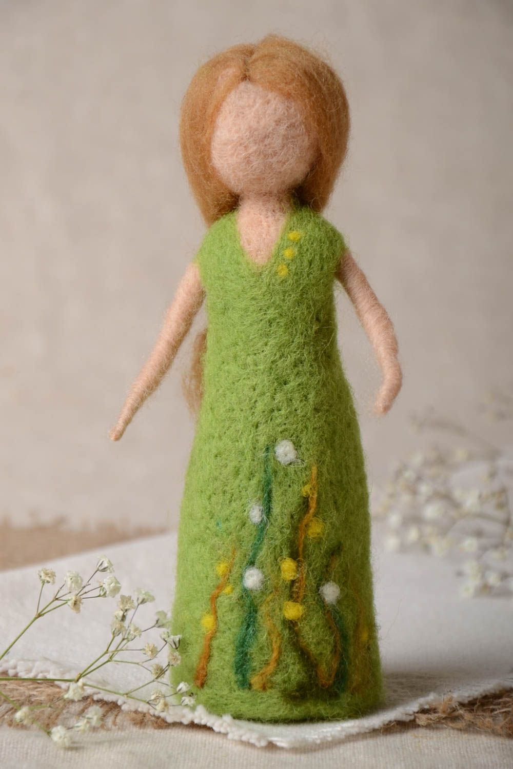 Poupée en laine Poupée décorative faite main verte originale Cadeau pour enfant photo 1