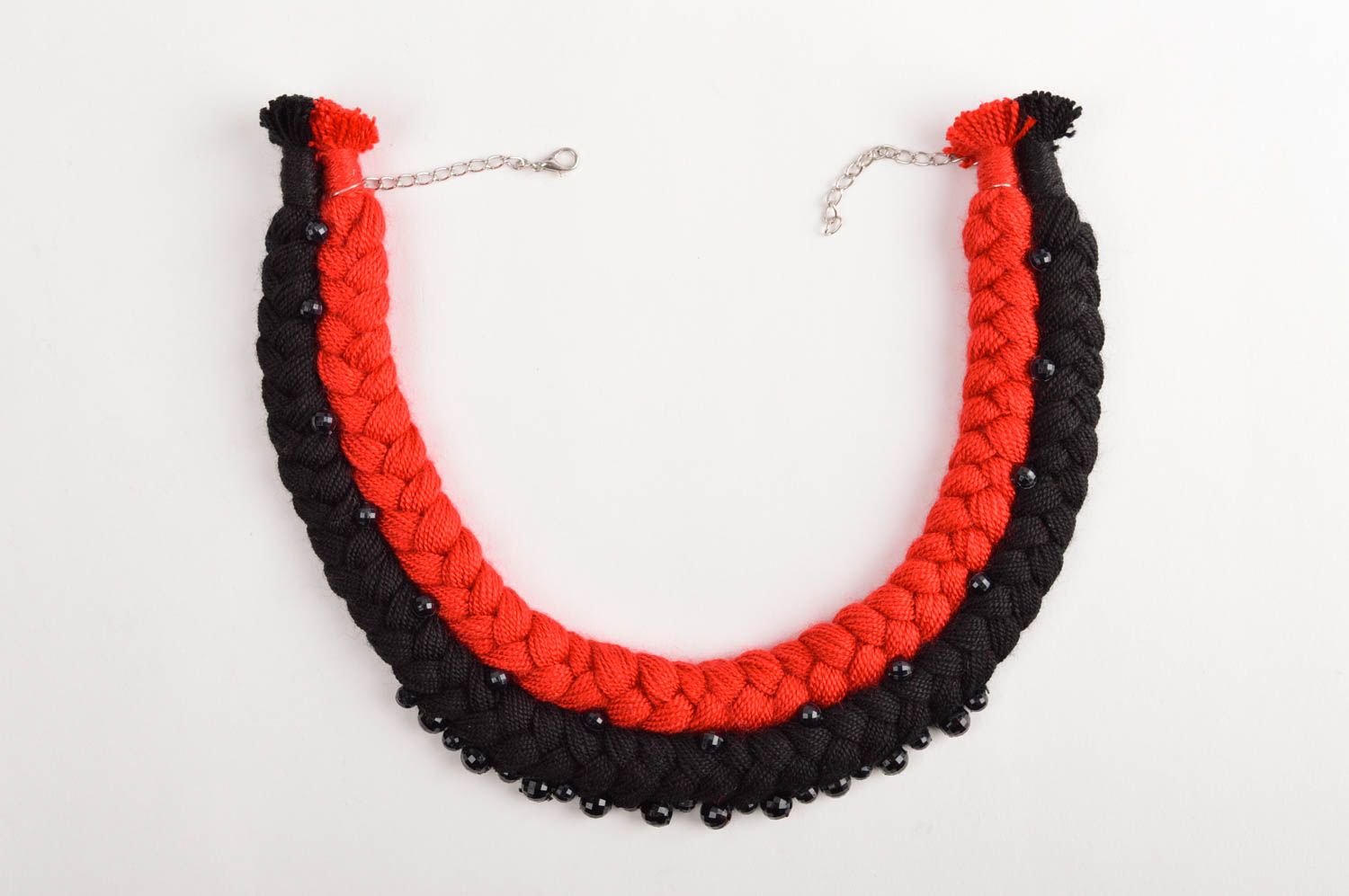 Collier textile Bijou fait main Accessoire femme noir et rouge en fils photo 5