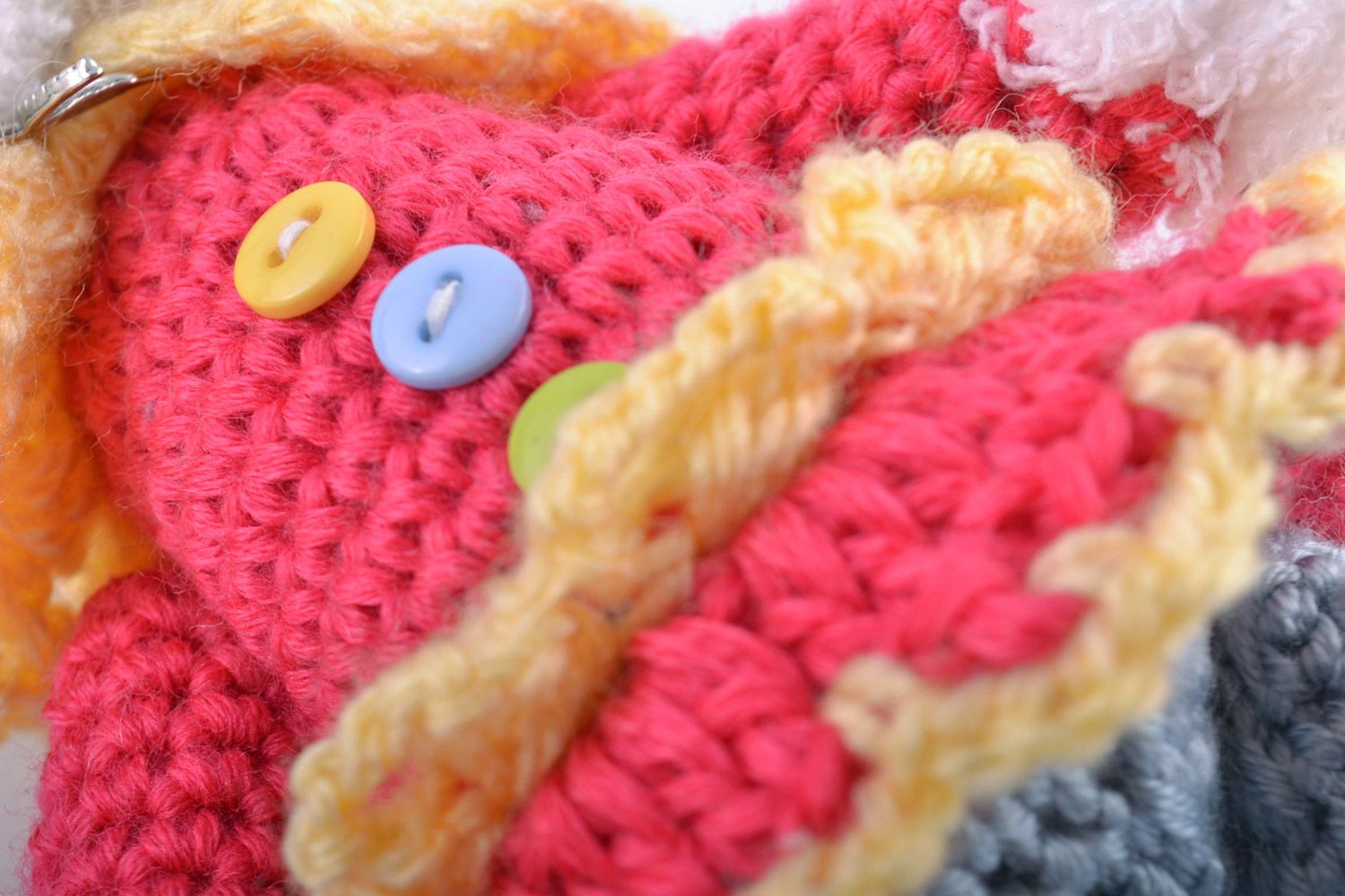 Juguete artesanal conejita de peluche tejido de hilos de lana hermoso foto 3