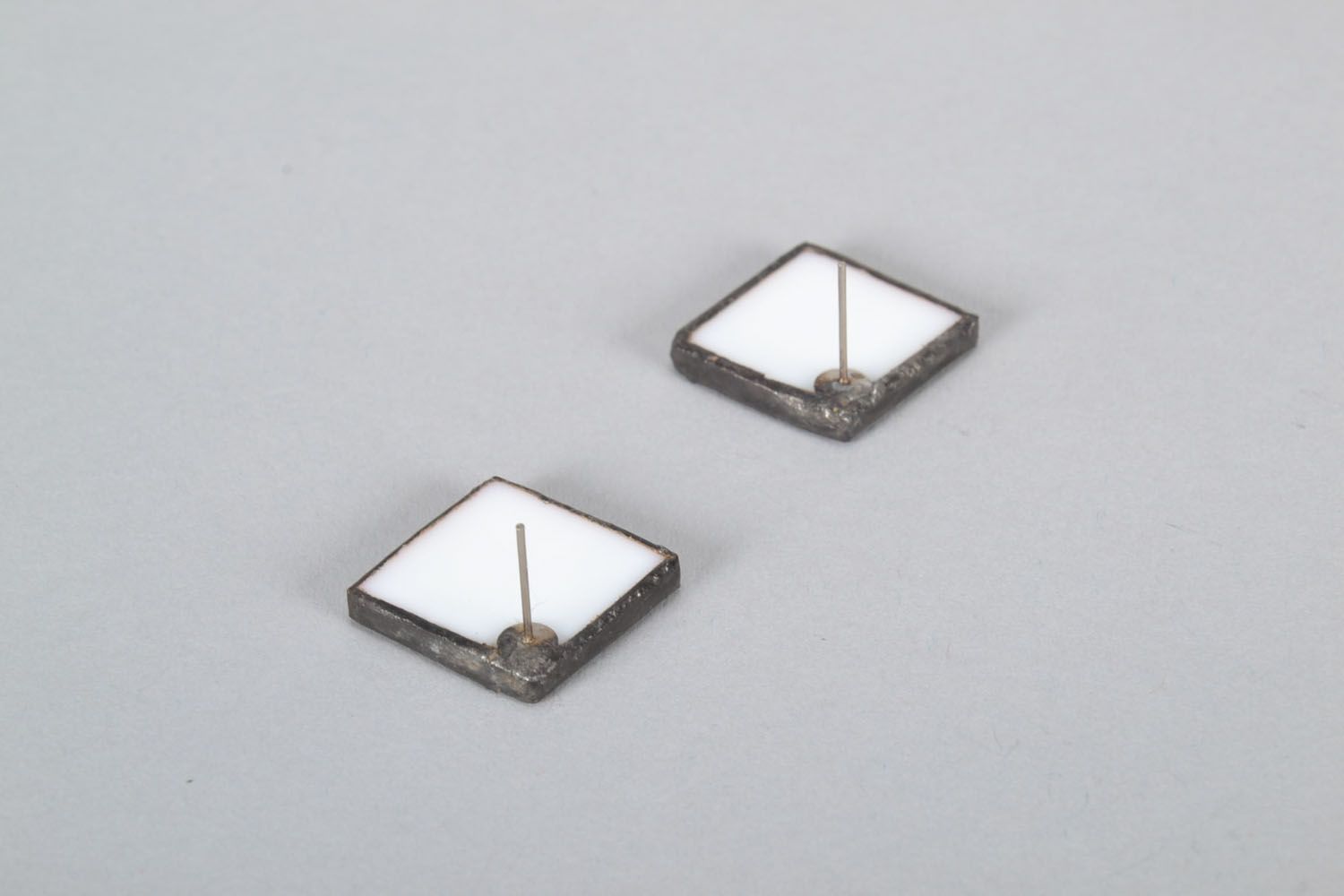 Diamond-shaped glass stud earrings photo 3