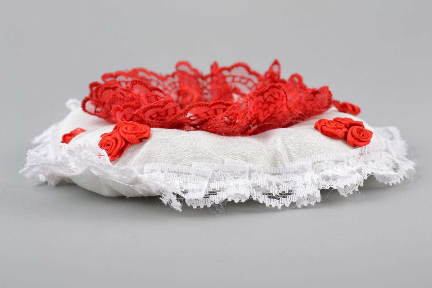 Свадебная подушечка для колец белая с красным круглая красивая ручной работы фото 4
