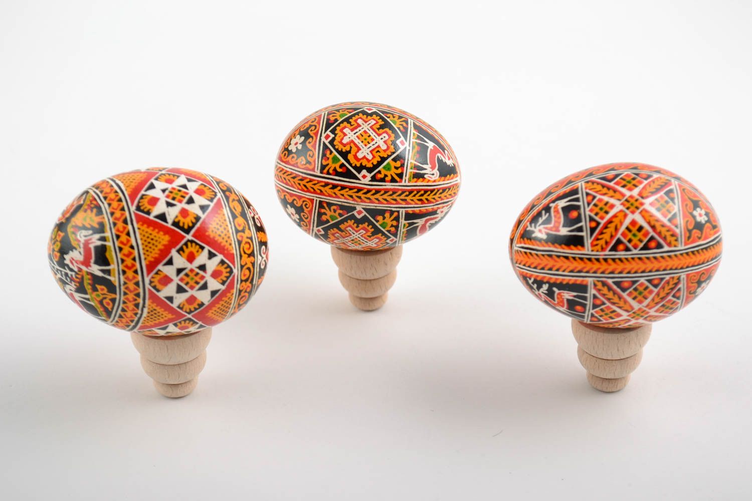 Huevos de Pascua artesanales con símbolos eslavos multicolores tres piezas foto 2