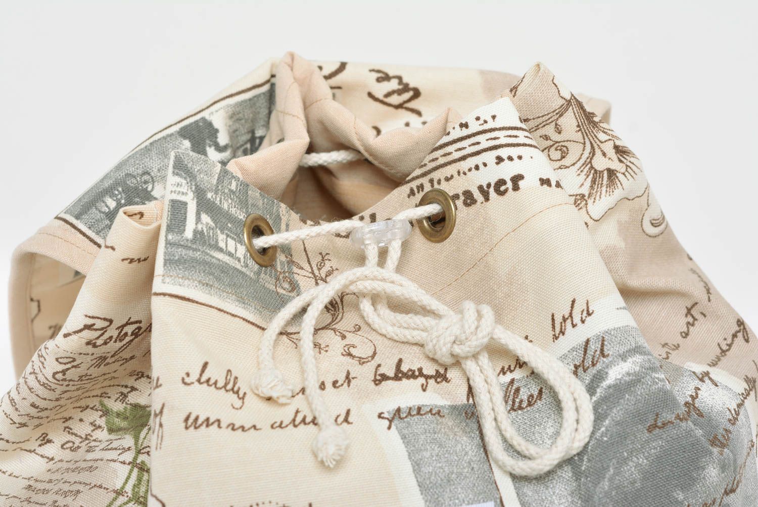 Kleiner heller handgemachter Frauen Rucksack mit Print aus Baumwolle genäht foto 3