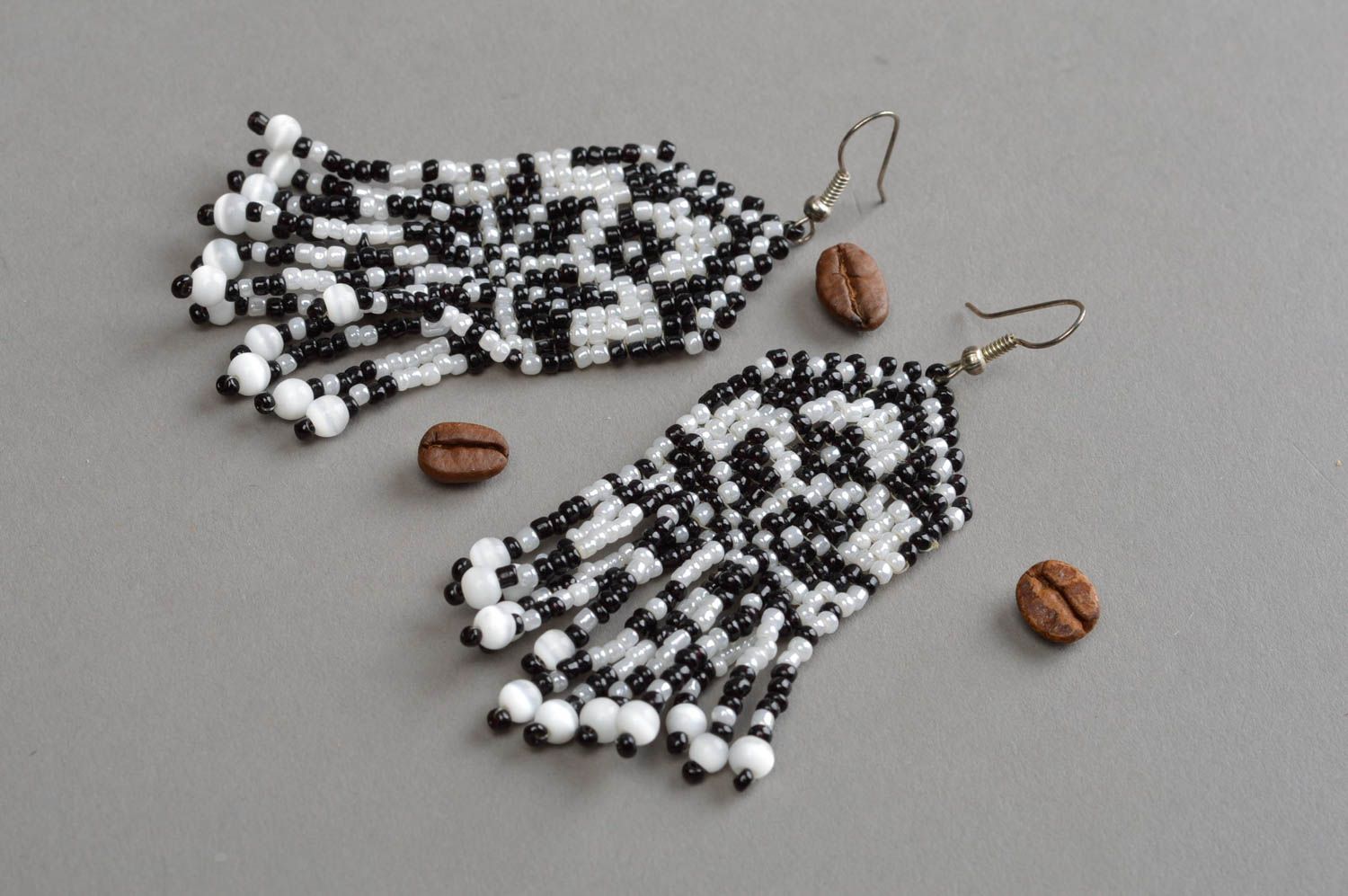 Boucles d'oreilles en perles de rocaille pendantes noir-blanc faites main photo 1