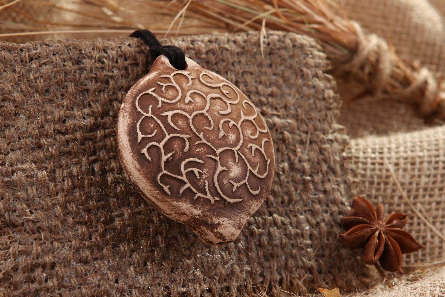 Свистулька кулон из глины с растительным орнаментом фото 1