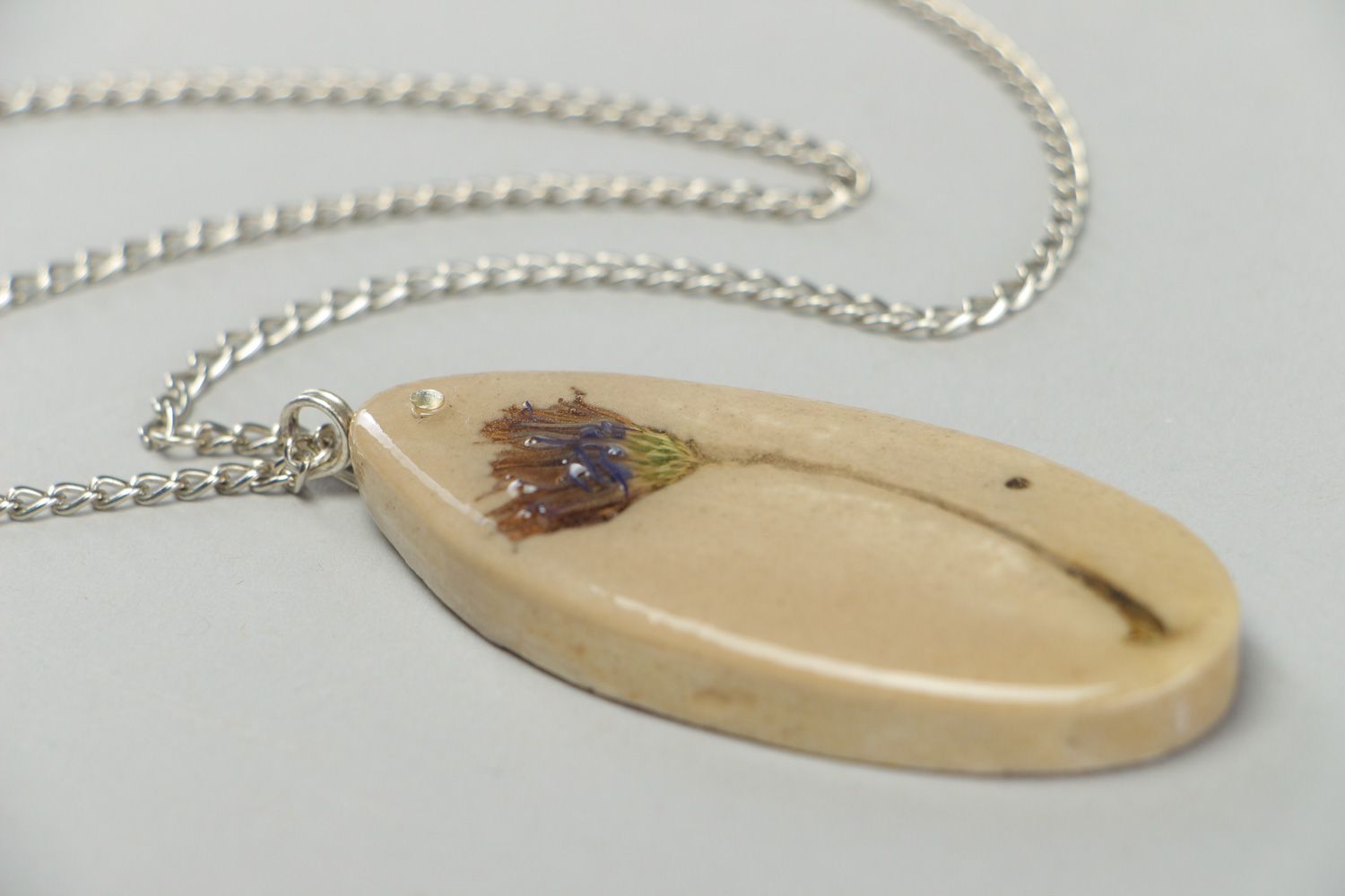 Handmade botanical neck pendant with real flower coated with epoxy photo 3