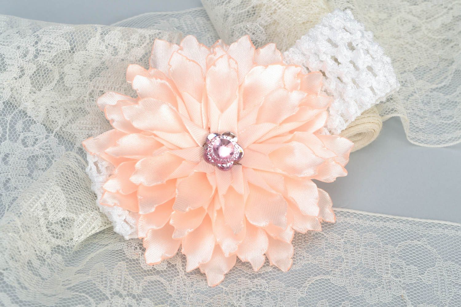 Exklusives handgemachtes schönes Haarband mit Blume in Kanzashi Technik  foto 1
