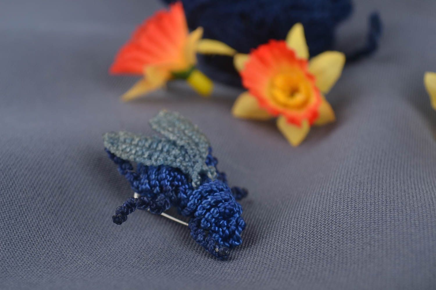 Broche mouche bleue Bijou fait main en macramé originale Cadeau pour femme photo 1