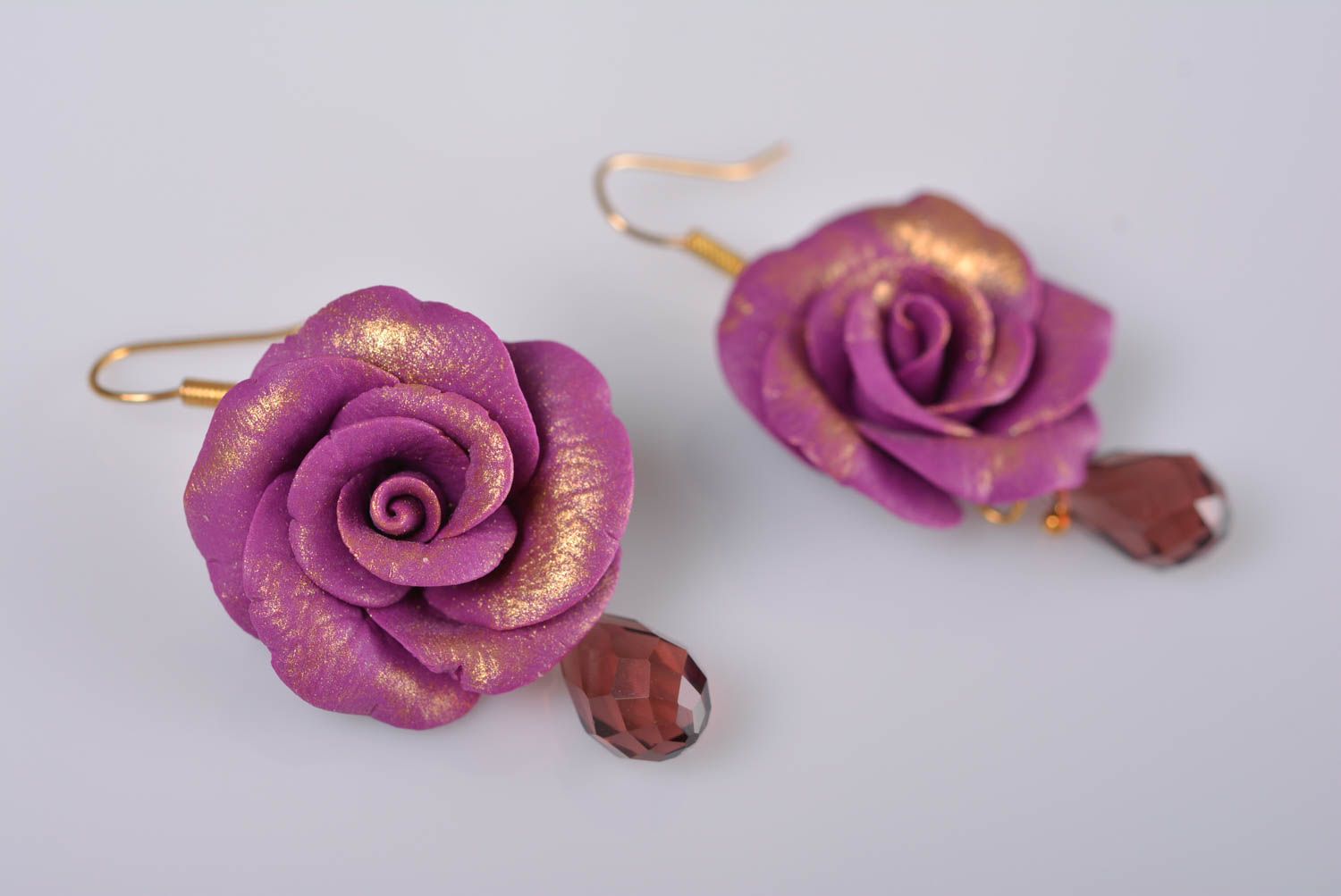 Boucles d'oreilles en pâte polymère pendantes faites main Rose violettes photo 5