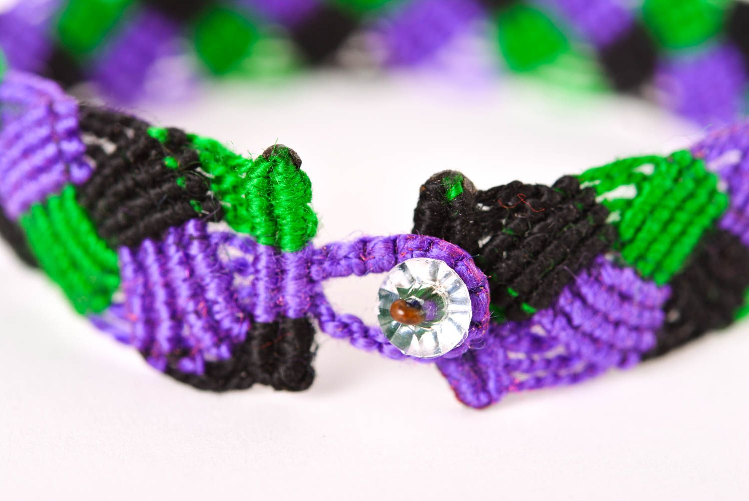 Bracelet macramé Bijou fait main tressé vert-violet-noir Cadeau pour femme photo 3