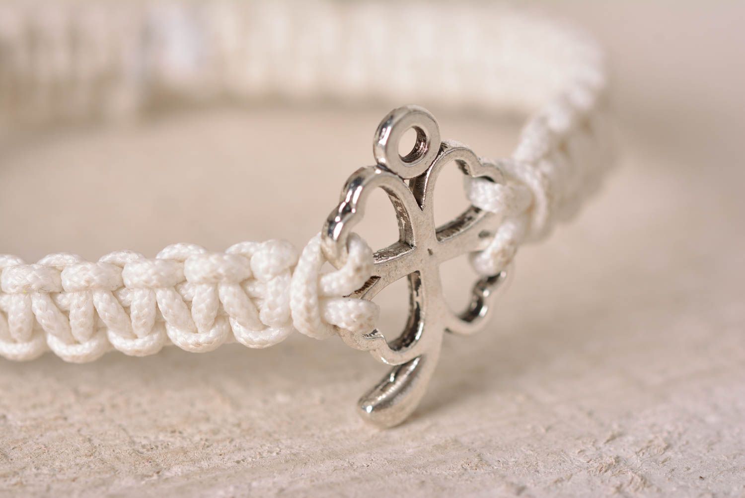Bracelet original Bijou fait main blanc avec trèfle macramé Cadeau pour femme photo 2