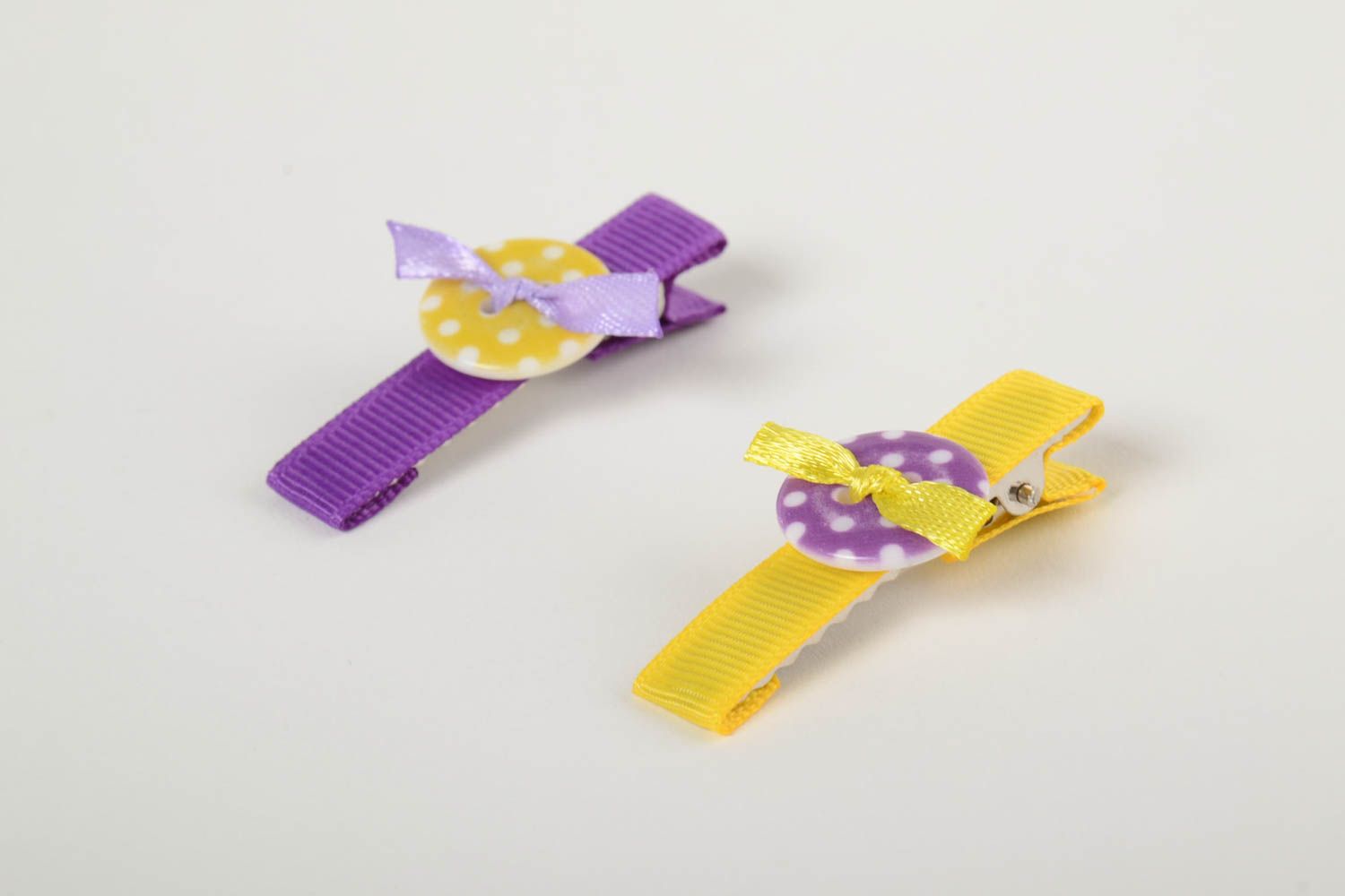 Haarspangen Set aus Ripsbändern mit Knopf 2 Stück für Mädchen Handarbeit foto 3
