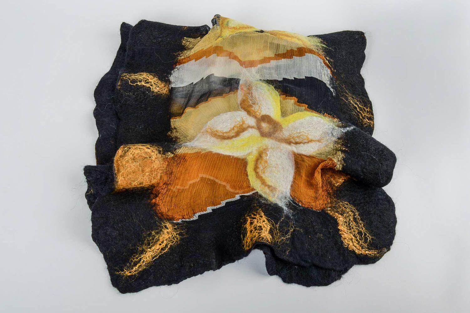 Écharpe femme faite main Châle noir Cadeau pour femme en soie et laine à fleurs photo 3