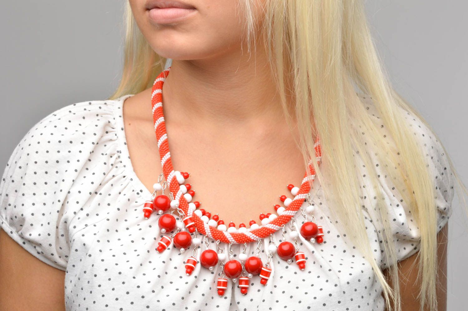 Collana di perline fatta a mano accessorio di moda in colore rosso con bianco foto 3