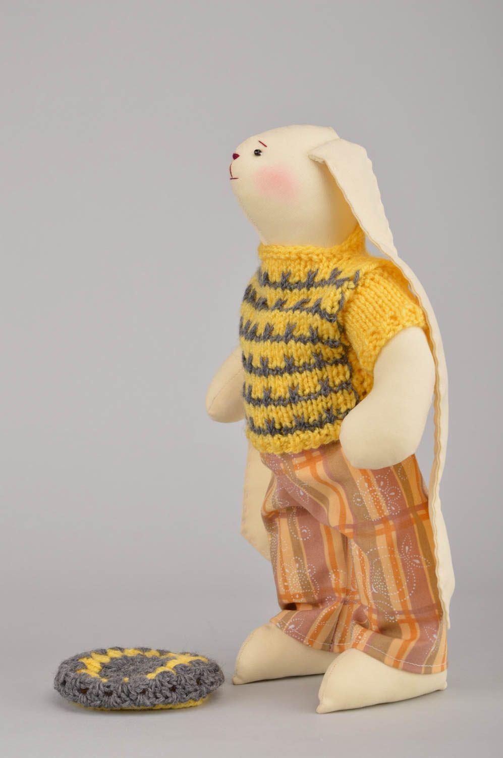 Künstlerisches Kuscheltier aus Stoff Hase in gestrickter Kleidung handgeschaffen foto 5