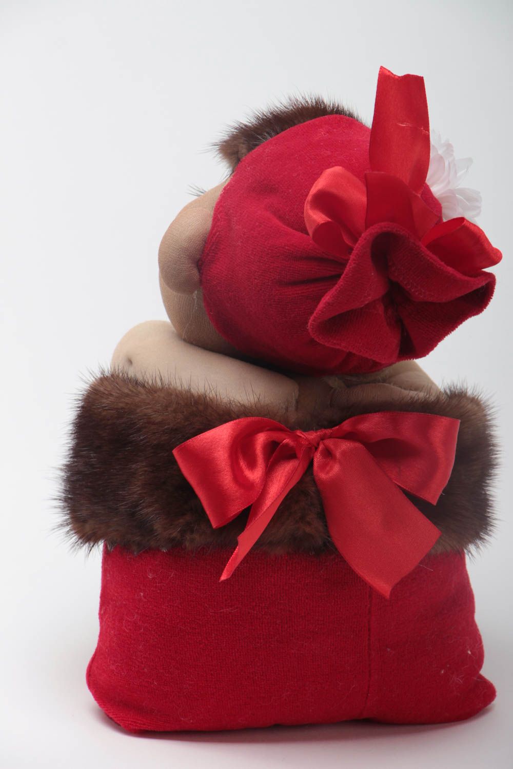 Handmade Puppe aus Capron mit Einsätzen von Kunstpelz in Rot Braun Beige foto 4