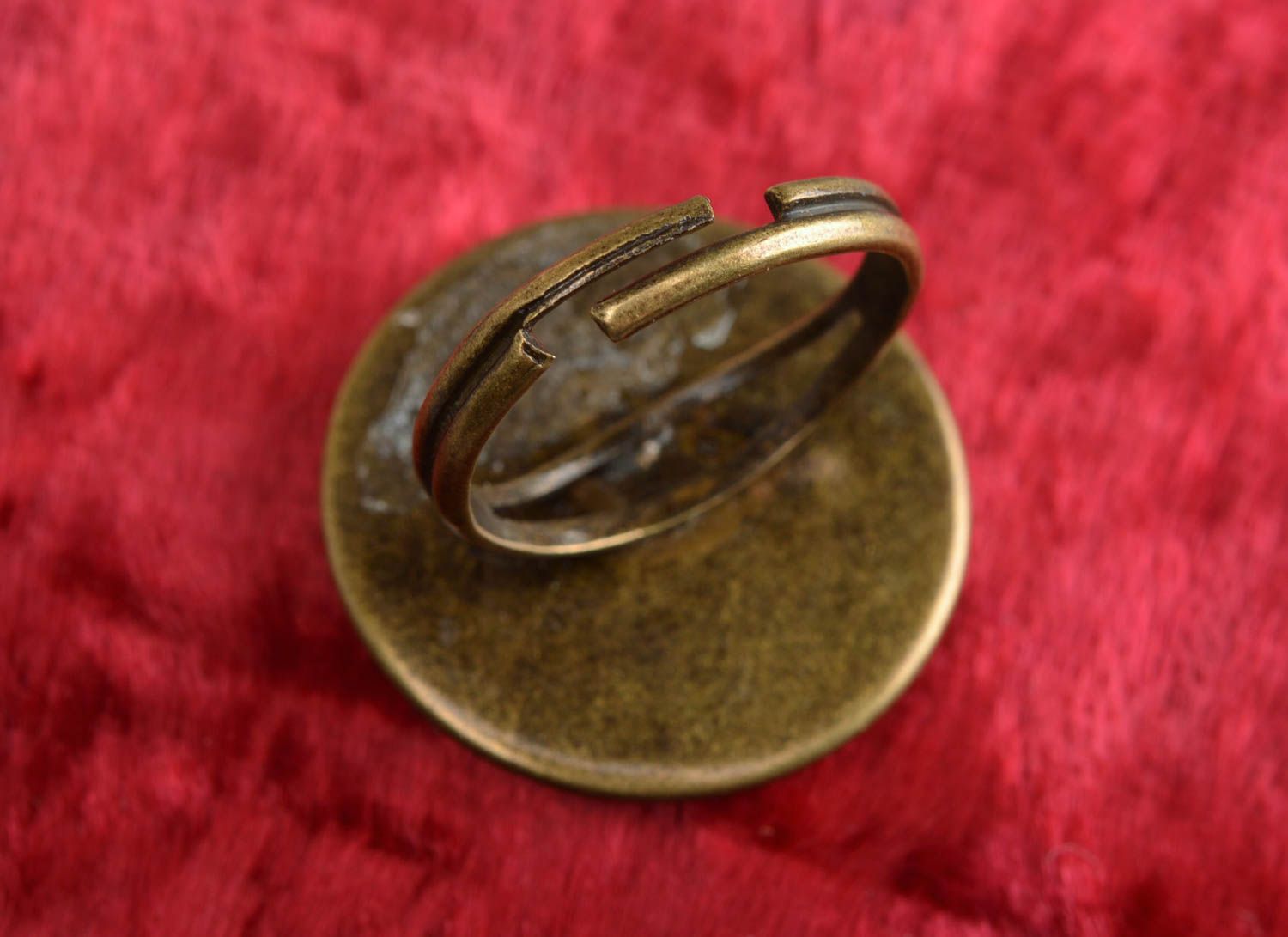 Стильное кольцо с принтом в технике декупаж в ювелирной смоле ручной работы фото 2