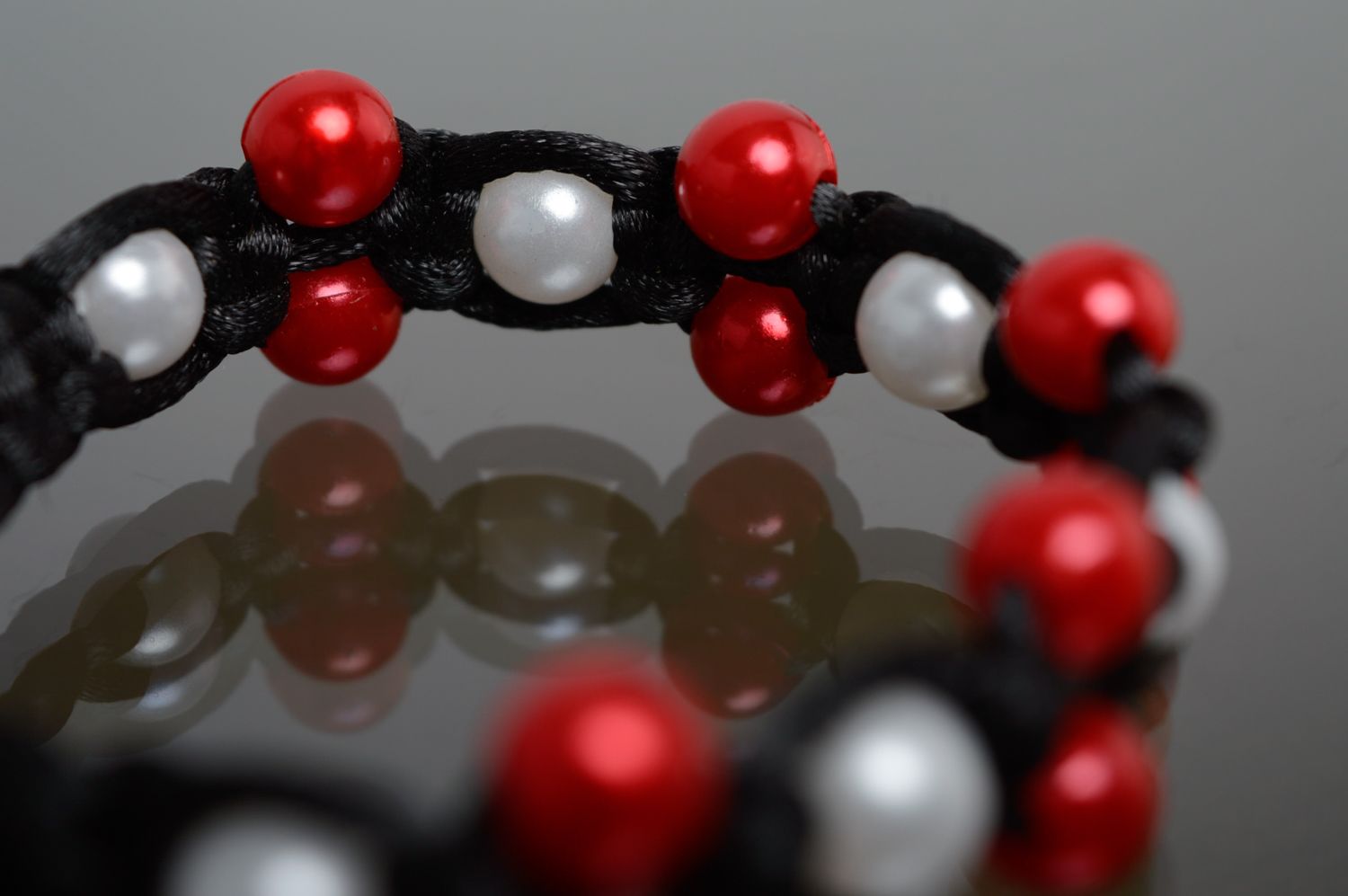 Bracelet macramé en lacet ciré et perles céramiques blanches et rouges fait main photo 2