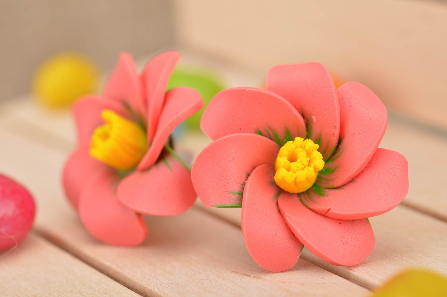 Boucles d'oreilles clous avec fleurs rose jaune en pâte polymère faites main photo 1