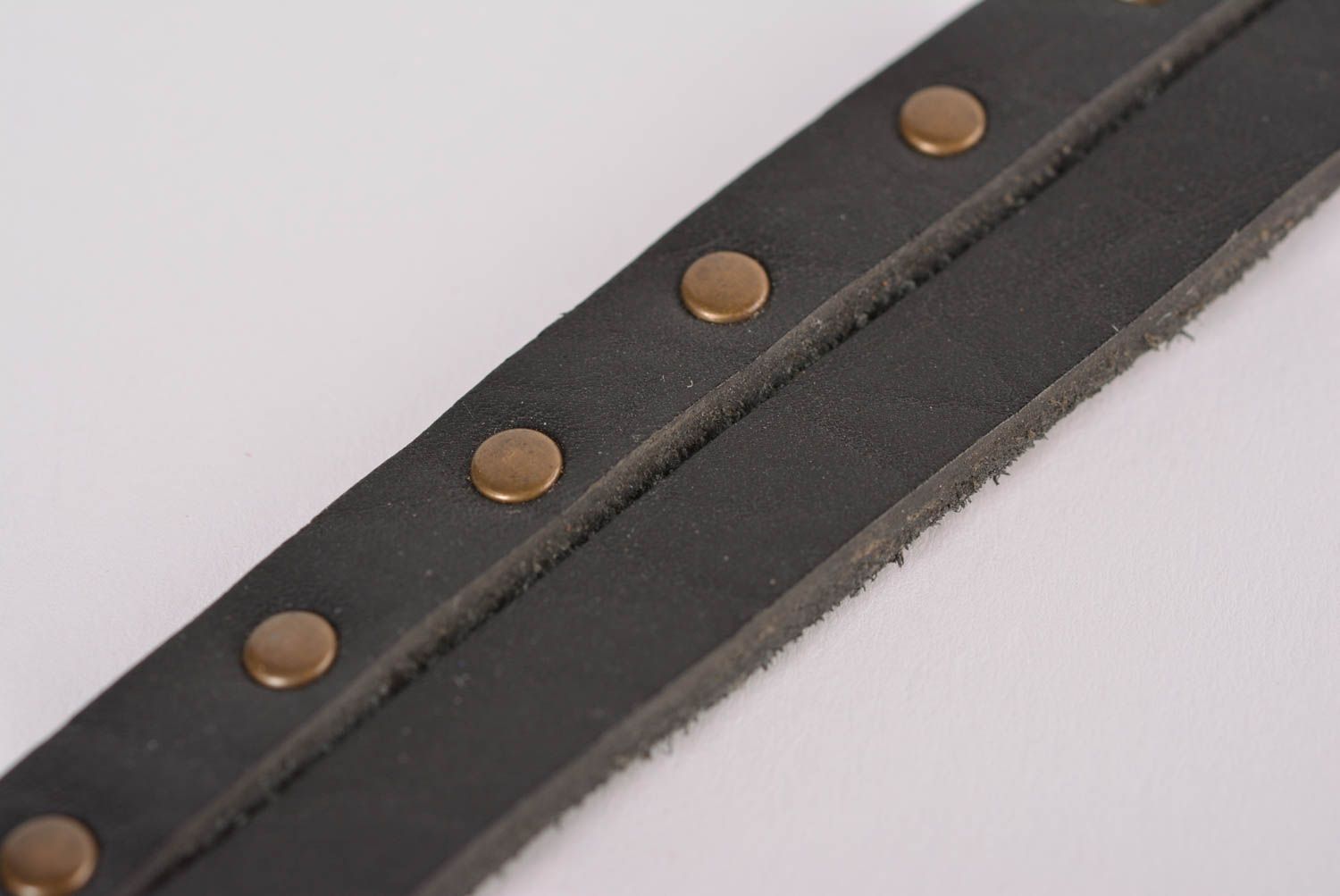 Bracelet en cuir large noir Bijoux fait main originaux Accessoire pour femme photo 5