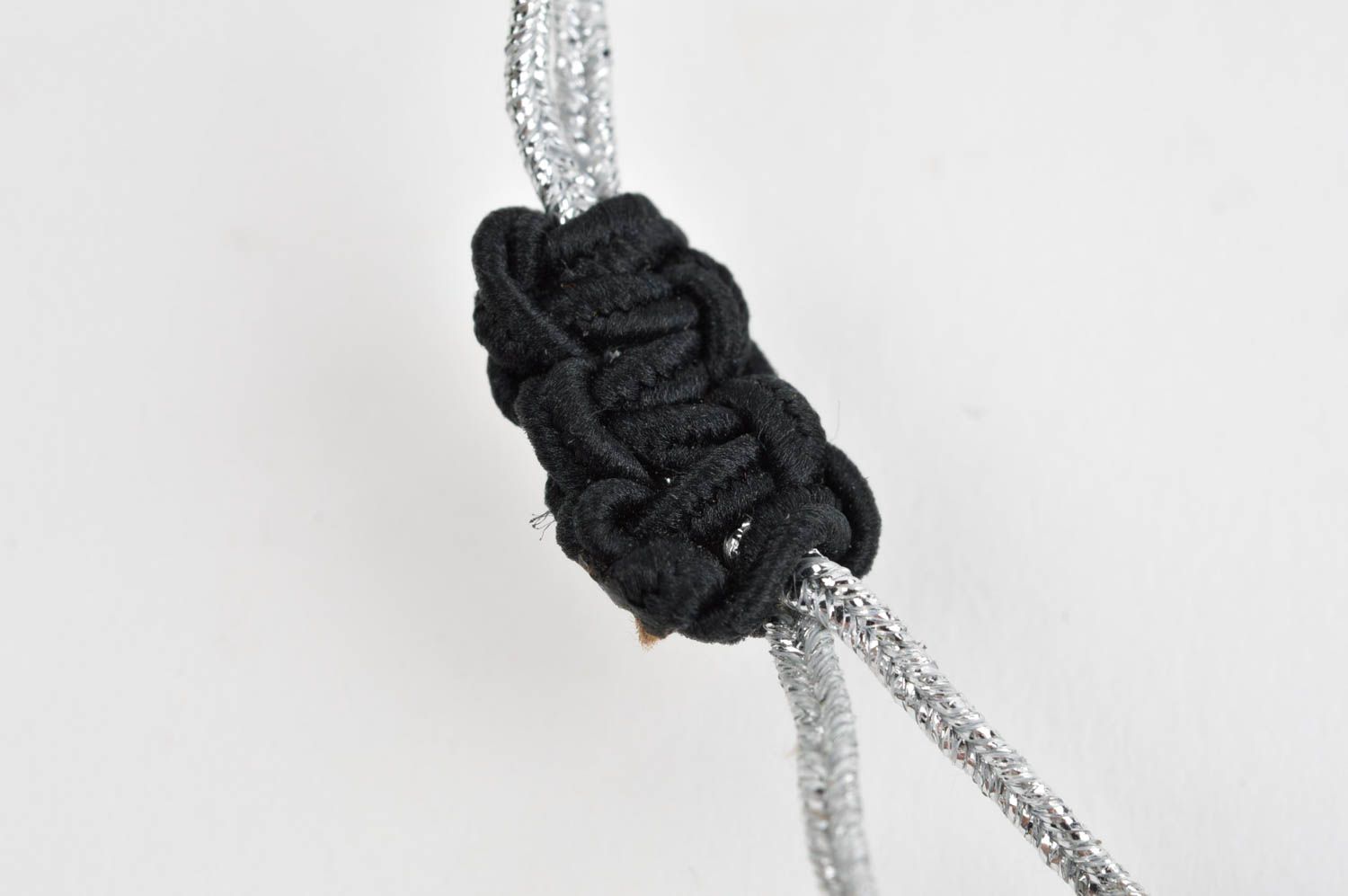 Модное кожаное колье подарок ручной работы массивное ожерелье черно-белое фото 4