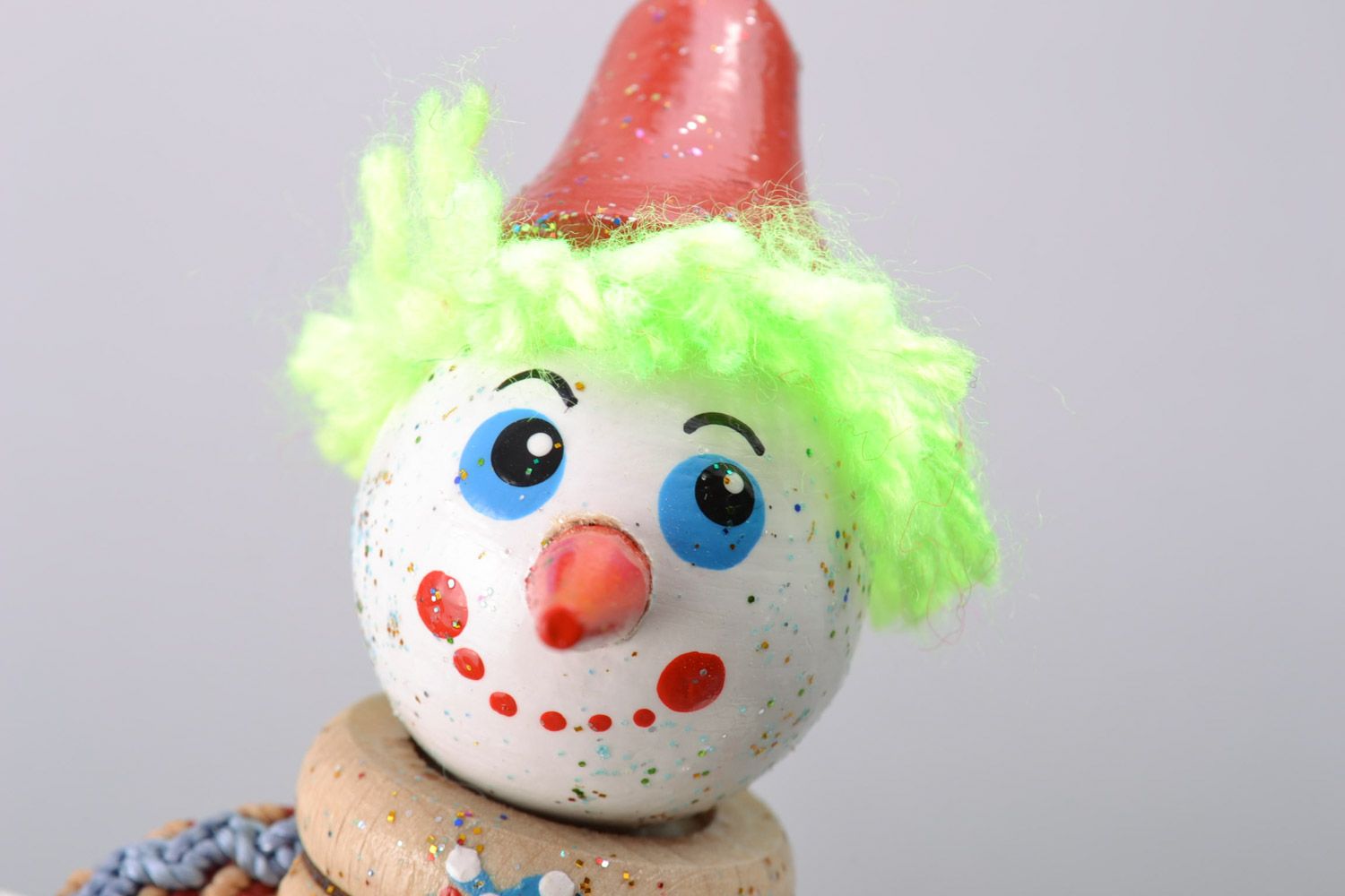 Originelles farbiges handmade Spielzeug aus Holz für Kinder oder Interieur foto 3