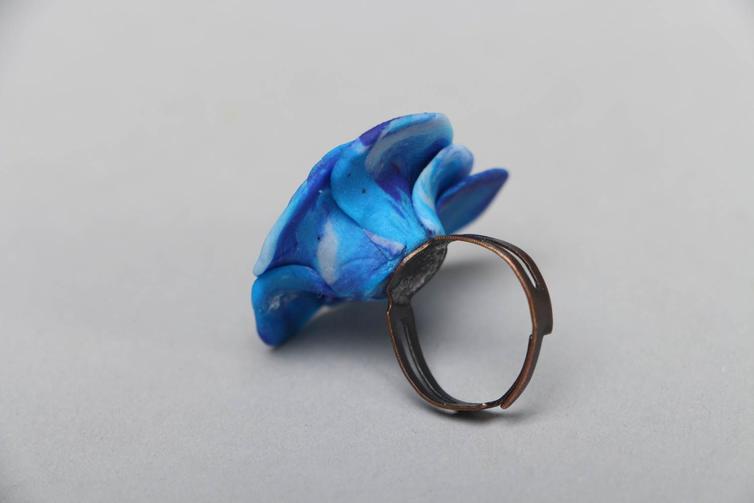 Большое кольцо из полимерной глины Голубая роза фото 2
