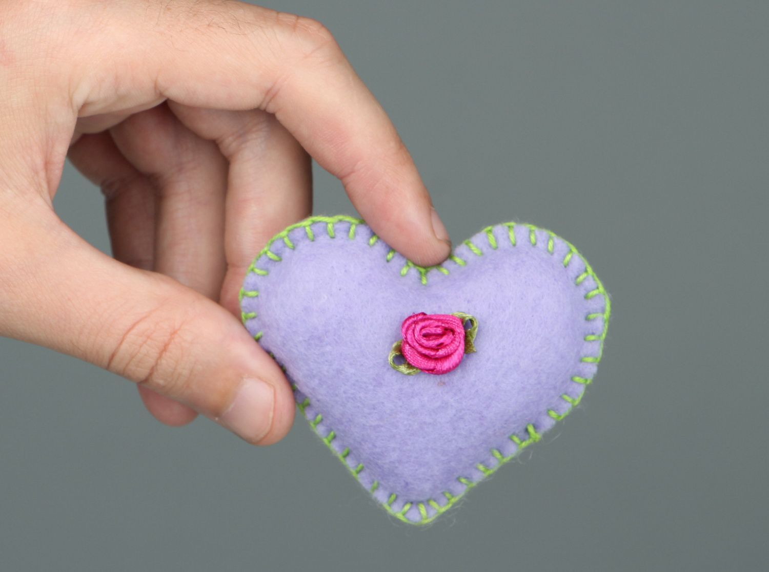 Декоративное сердце из фетра с розочкой  фото 4