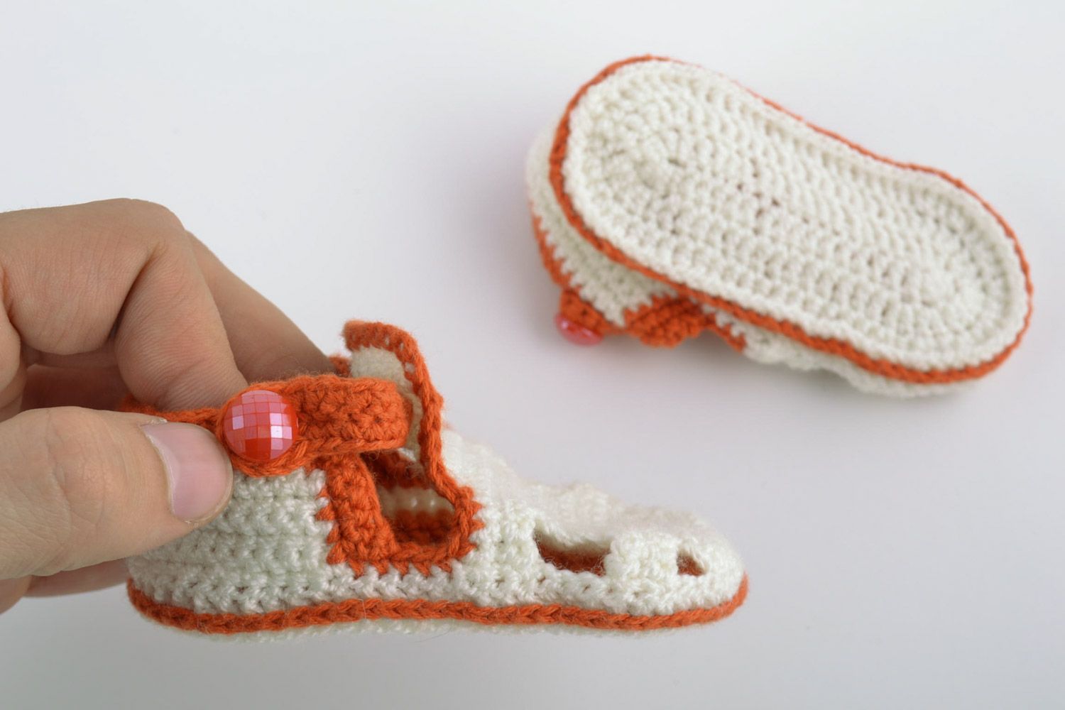 Вязаные пинетки сандалики для девочки белые с оранжевыми вставками ручная работа фото 2