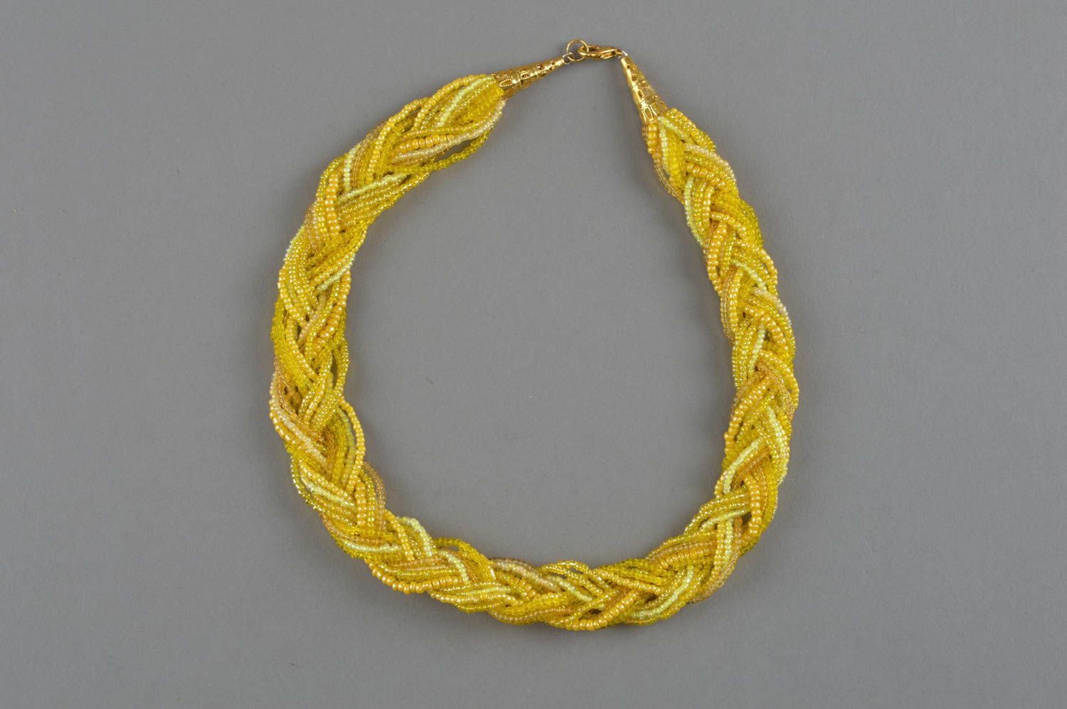 Ожерелье из бисера плетеное ручной работы оригинальное желтое косичкой фото 2