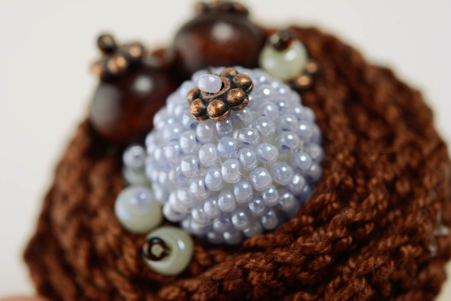 Broche fleur tricotée brune faite main perles de rocaille et bois bijou original photo 2