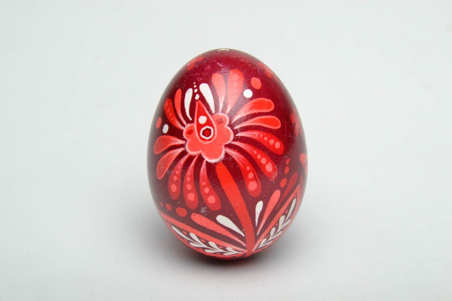 Oeuf de Pâques rouge avec oiseau et fleurs peint de couleurs d'aniline à la main photo 4