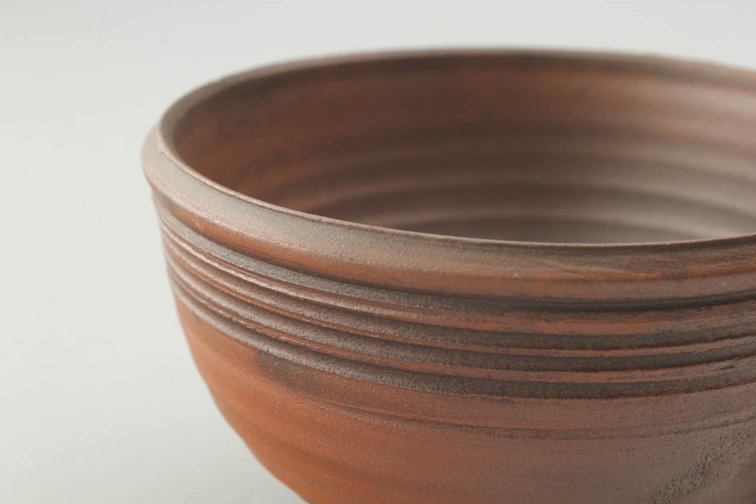Handgemachte braune Tasse aus Keramik foto 5