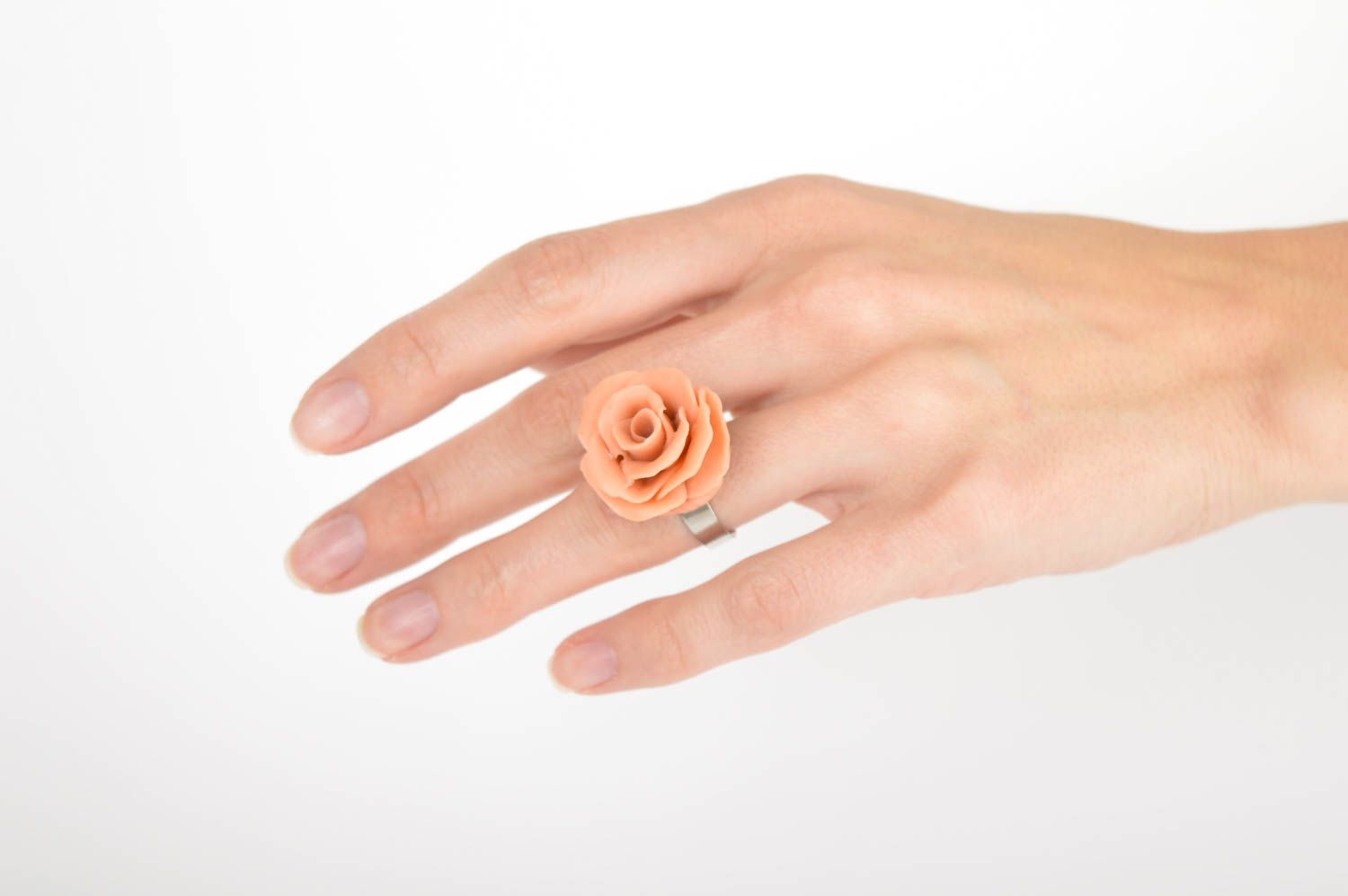 Polymer Clay Schmuck handmade Ring am Finger modisches Accessoire zarte Rose foto 3