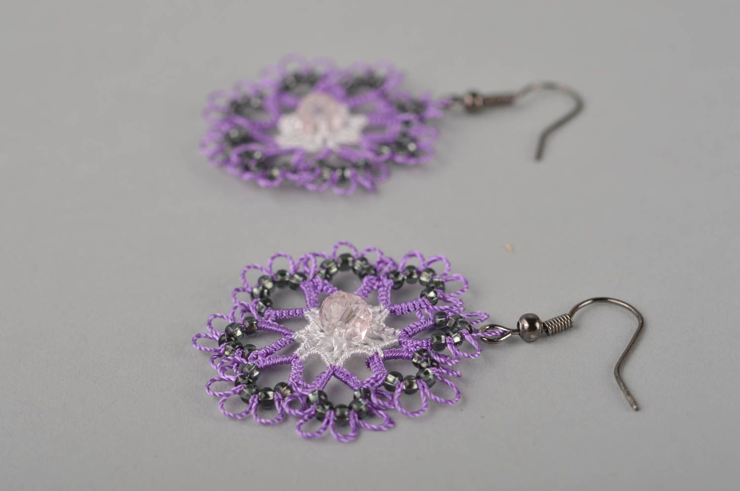 Boucles d'oreilles pendantes Bijou fait main ajourées violettes Cadeau femme photo 3