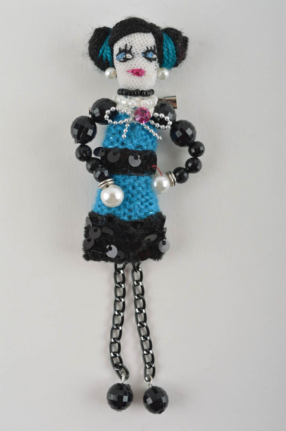 Брошь ручной работы текстильная брошь авторское украшение в виде куклы фото 2