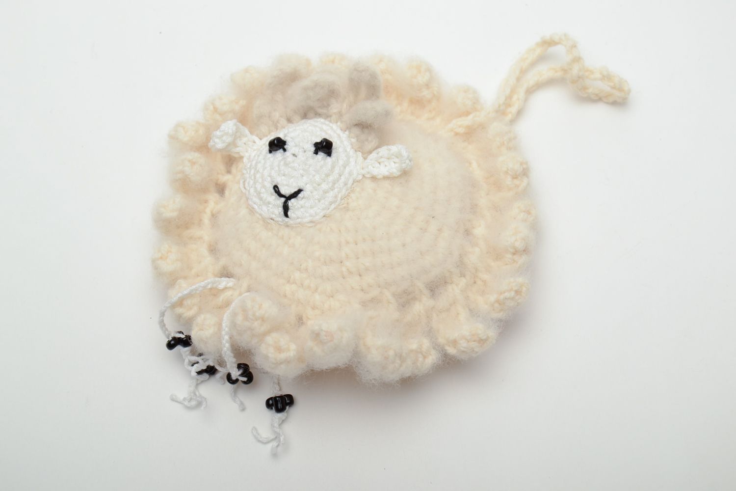 Colgante decorativo con forma de oveja tejida con dos agujas foto 3