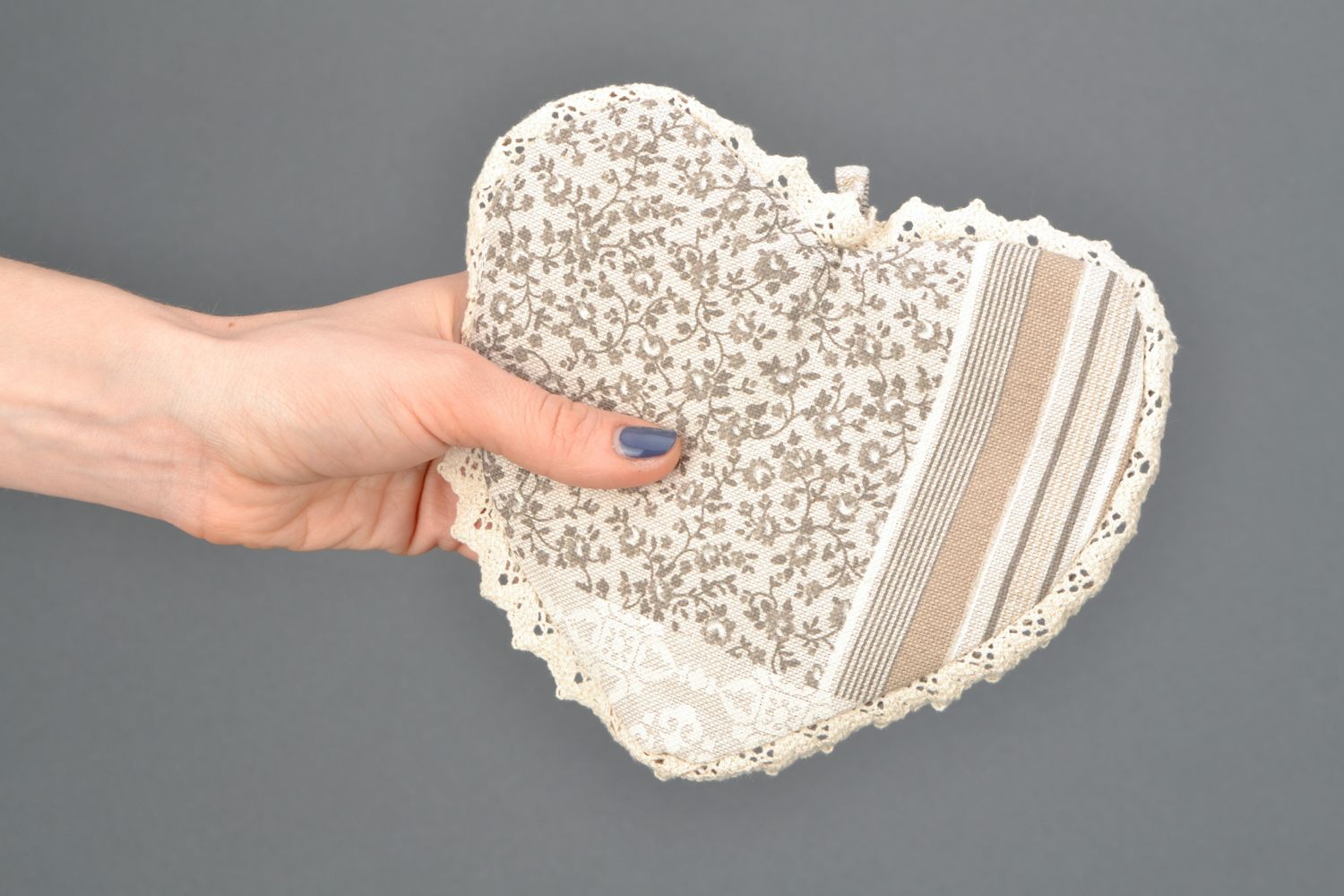 Manique en tissu de cuisine grise cœur style patchwork faite main déco photo 1