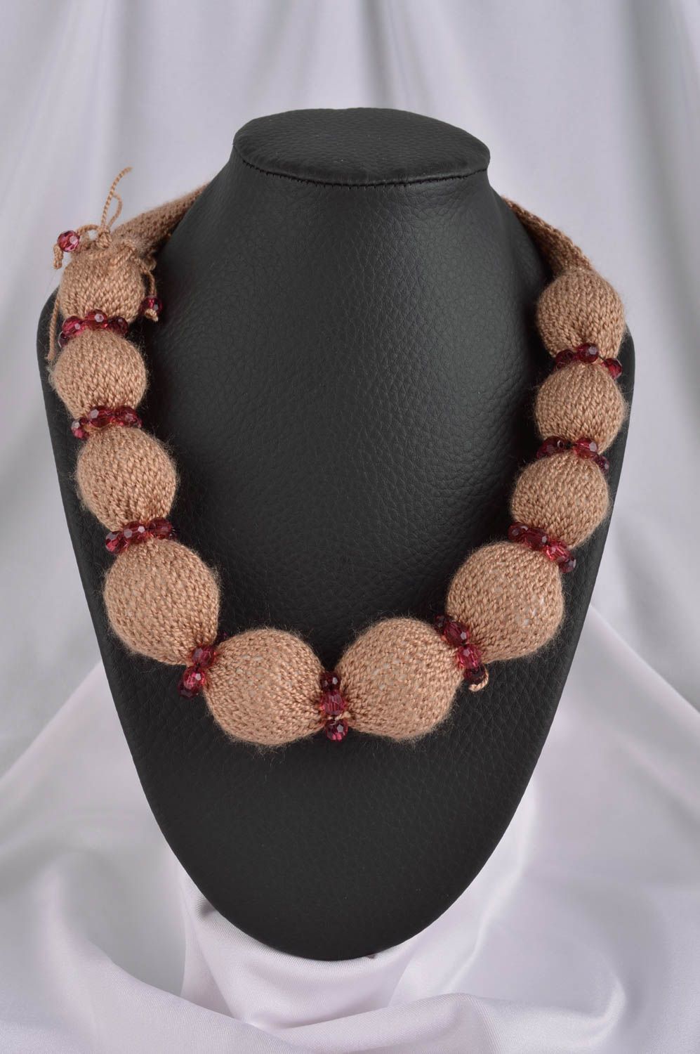 Collier textile Bijou fait main marron en fils de coton Accessoire femme photo 1