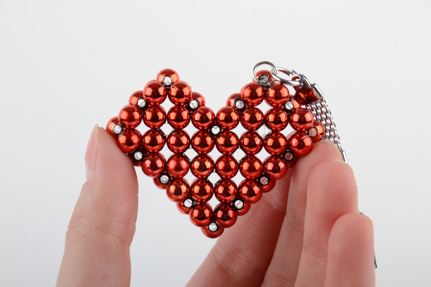 Брелок для ключей в виде сердца красный из бусин для девушек  фото 5