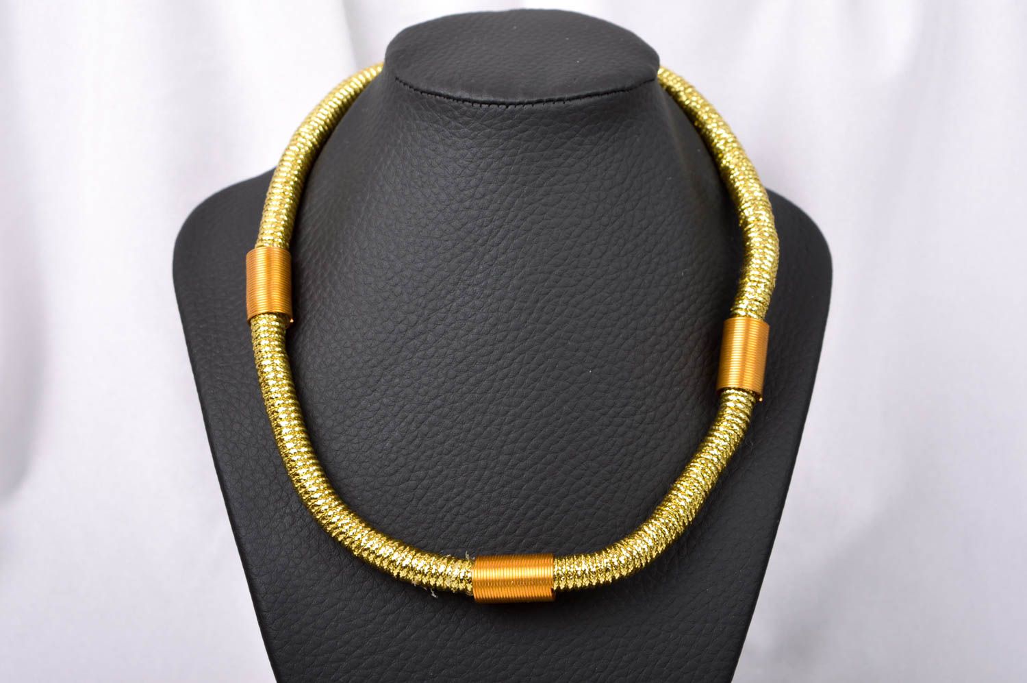 Плетеное колье ручной работы золотистое авторское ожерелье украшение на шею фото 1