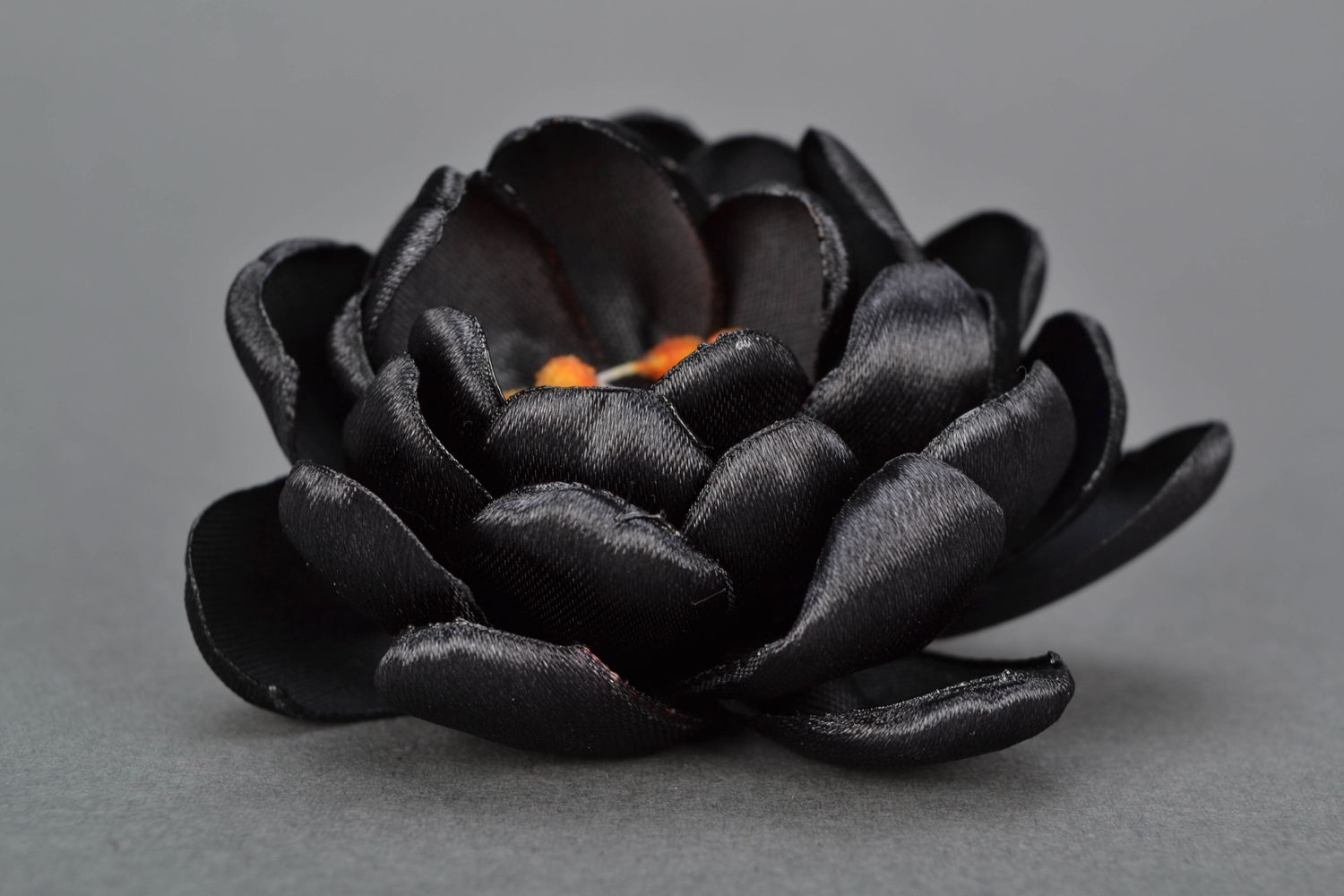 Broche de tela de raso negro Flor foto 1