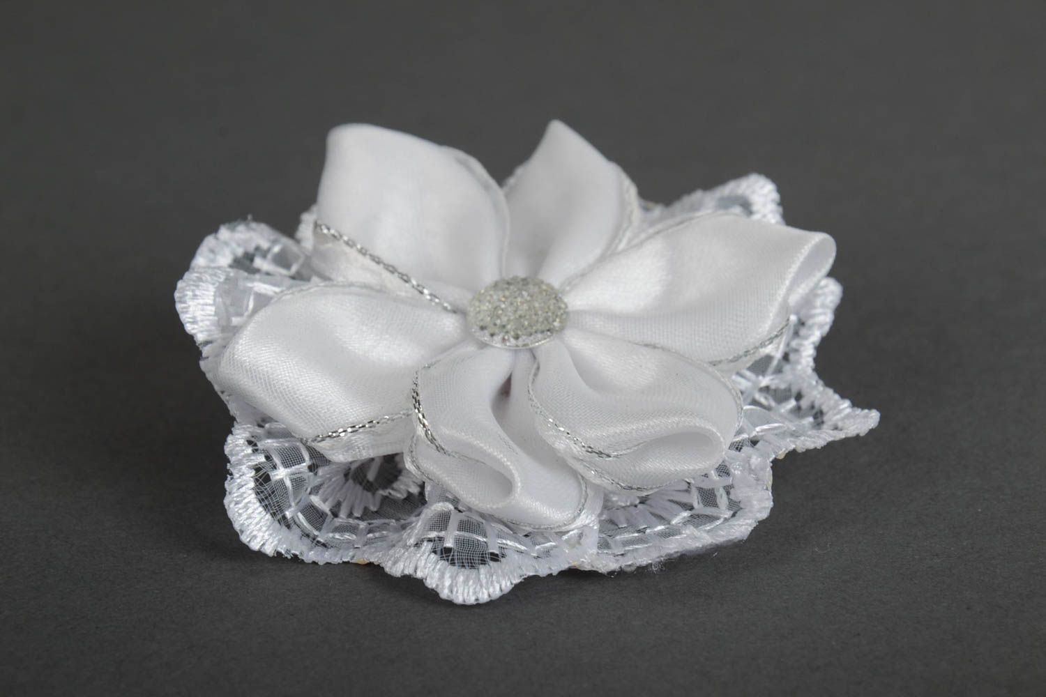 Weiße handgemachte Blume aus Atlasbändern und Spitzen Rohling für Brosche foto 2